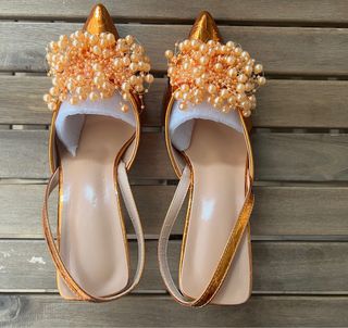 Zapatos fiesta tacón dorados con perlas