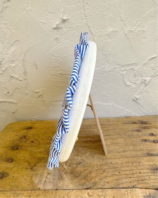 Moldura de tecido azul e branco