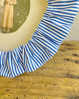 Moldura de tecido azul e branco