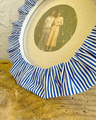 Moldura de tecido azul e branco