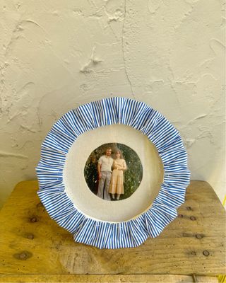 Moldura de tecido azul e branco