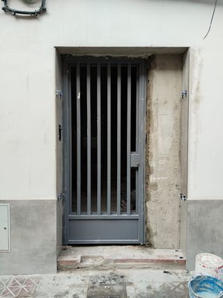 Puerta metálica entrada 