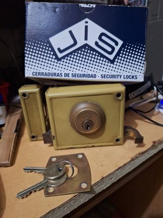 Cerradura seguridad puerta vivienda 