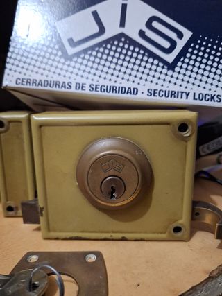 Cerradura seguridad puerta vivienda 