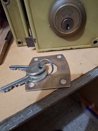 Cerradura seguridad puerta vivienda 