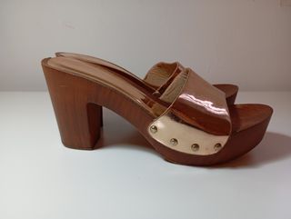 Zapatos de tacón dorados