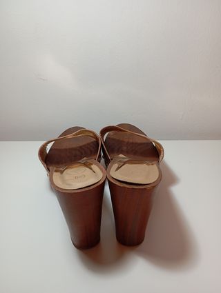 Zapatos de tacón dorados