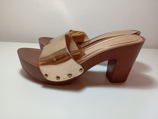 Zapatos de tacón dorados