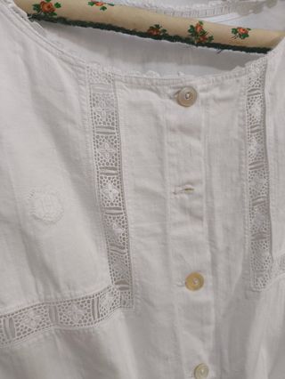 Bata antigua blanca encaje