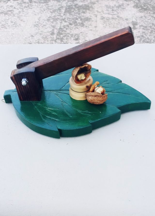 Schiaccianoci in legno - Verde e Marrone