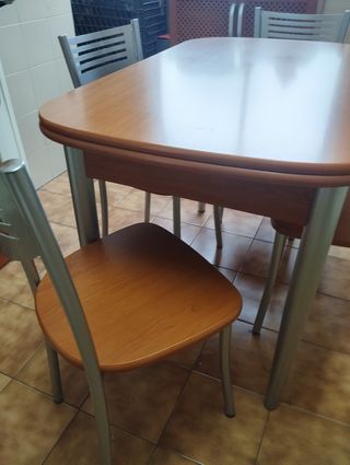 Mesa cocina 4 sillas
Mesa extensible de 110 a 170.