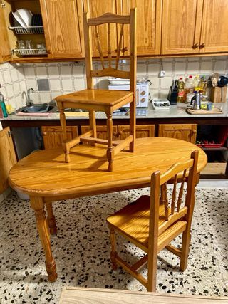 Mesa ovalada + 4 sillas madera maciza