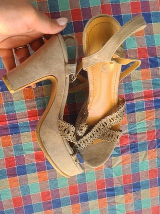 Sandali beige con plateau