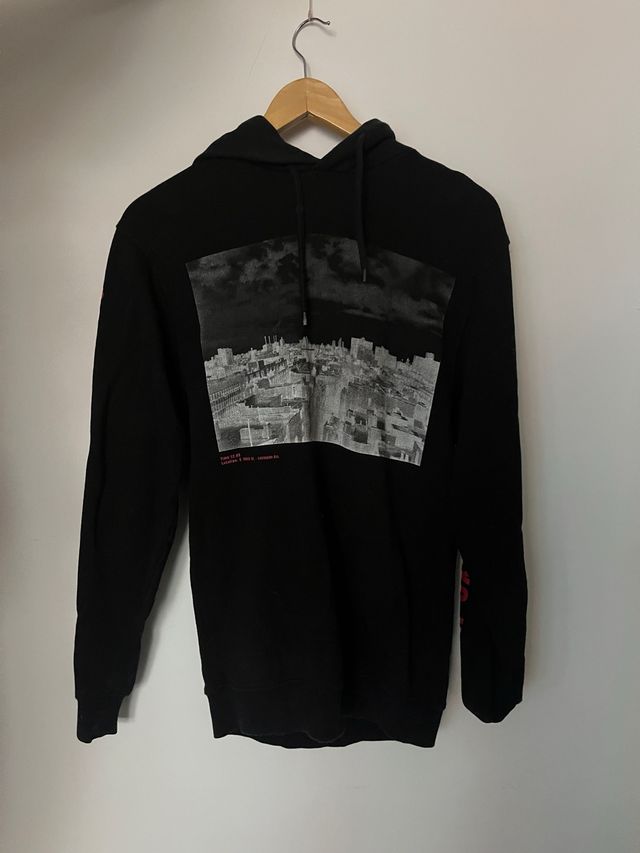 Sudadera negra con detalles rojos