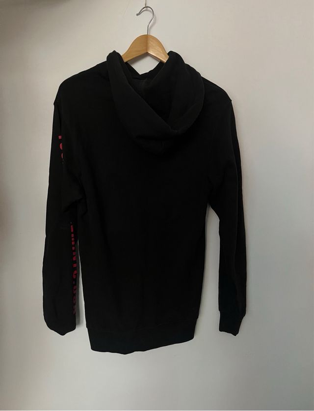 Sudadera negra con detalles rojos
