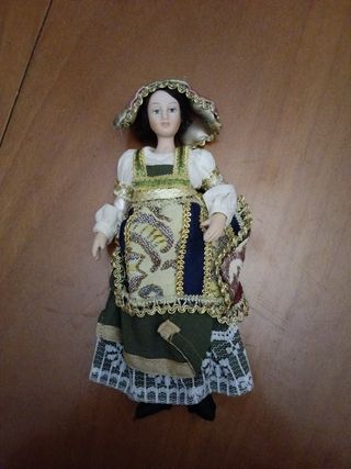 5 Statuette in costume tradizionale in ceramica