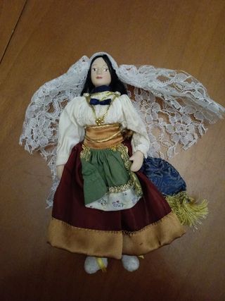 5 Statuette in costume tradizionale in ceramica