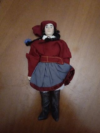 5 Statuette in costume tradizionale in ceramica