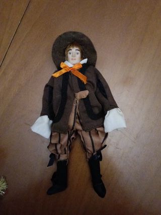 5 Statuette in costume tradizionale in ceramica