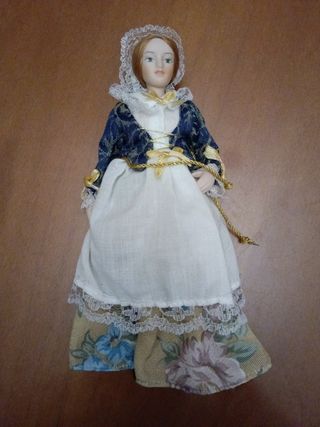 5 Statuette in costume tradizionale in ceramica
