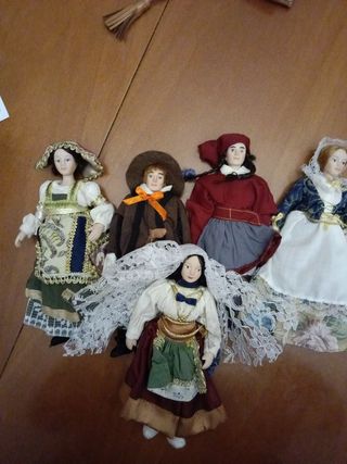 5 Statuette in costume tradizionale in ceramica