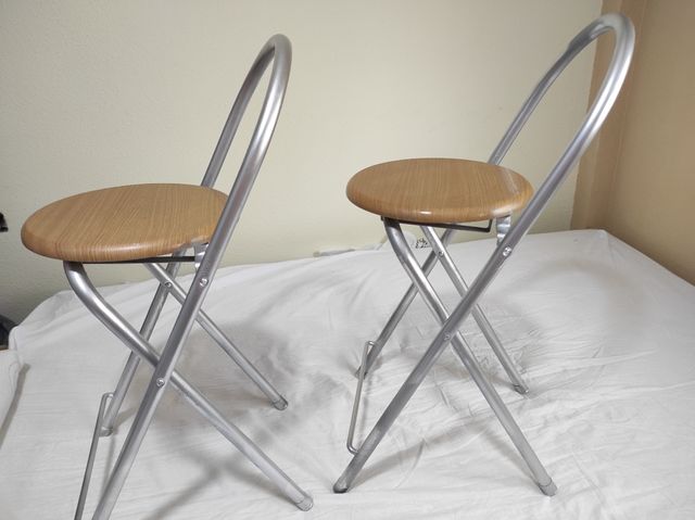 Mesa alta + 2 sillas plegables