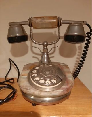 Teléfono antiguo de estilo retro