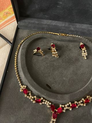 Joyas doradas con rubíes