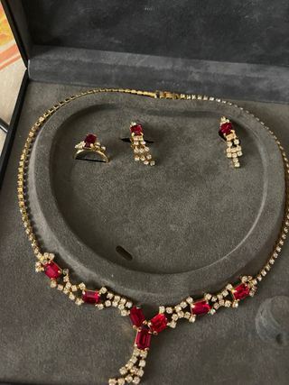 Joyas doradas con rubíes