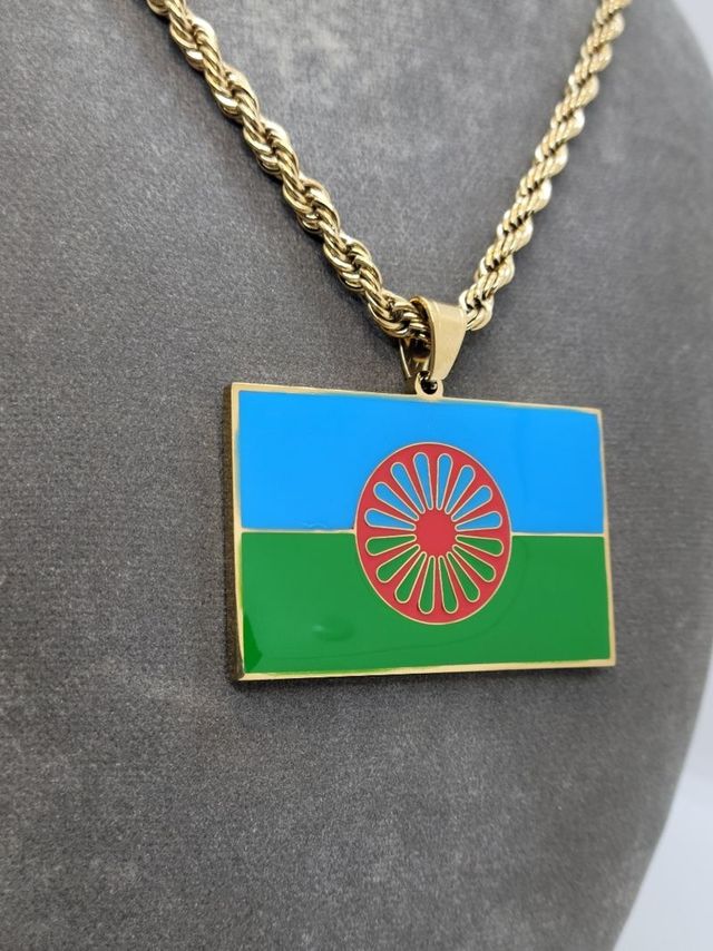 Colgante bandera gitana dorada