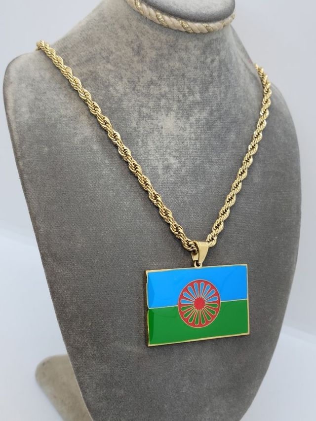 Colgante bandera gitana dorada