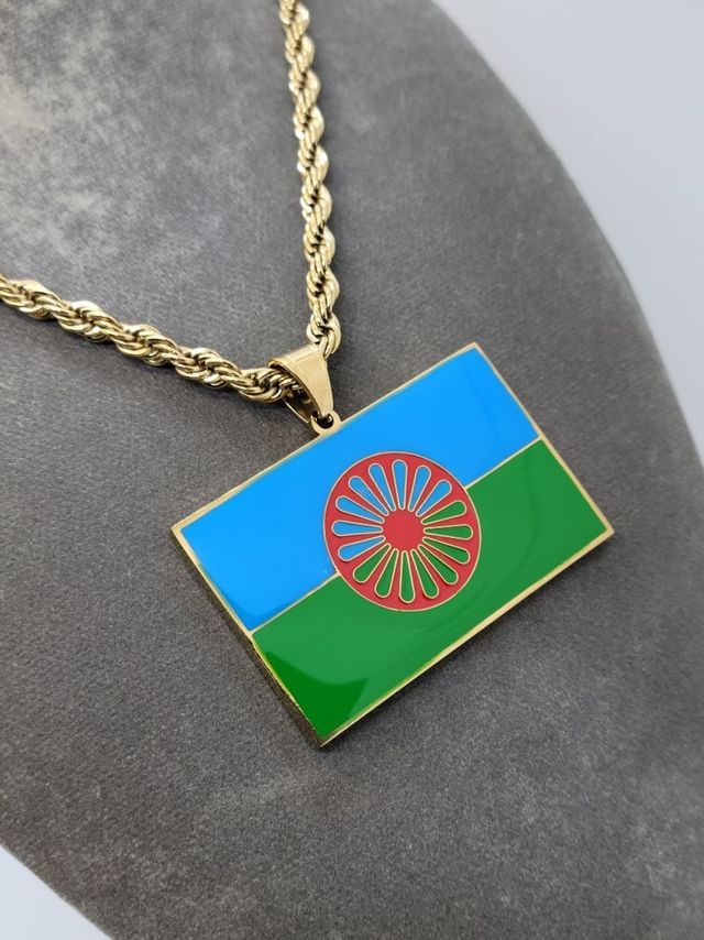 Colgante bandera gitana dorada