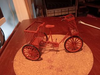 Bicicleta miniatura roja de chapa
