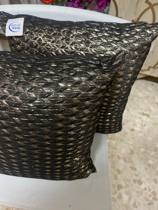 Cojines decorativos dorados y negros