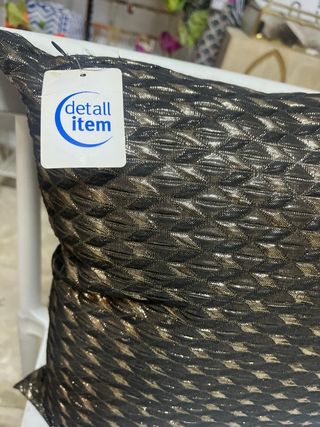 Cojines decorativos dorados y negros