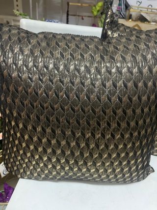 Cojines decorativos dorados y negros