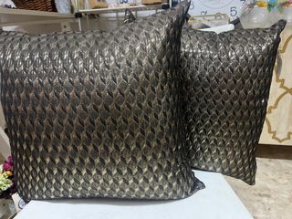 Cojines decorativos dorados y negros