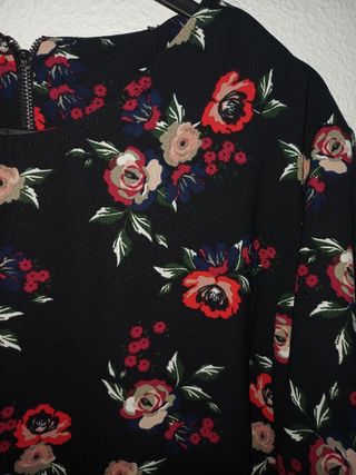 Blusa negra con estampado floral