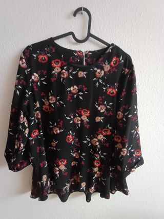 Blusa negra con estampado floral
