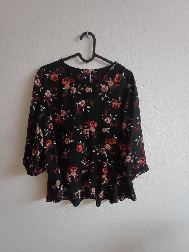 Blusa negra con estampado floral