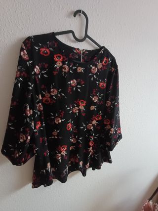 Blusa negra con estampado floral