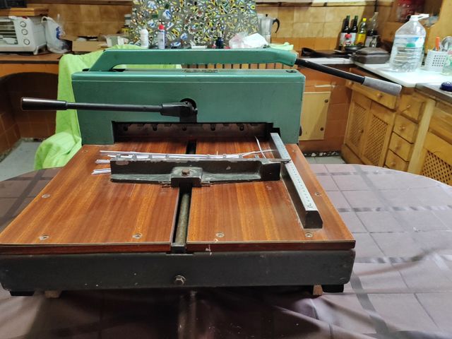 Guillotina de imprenta a marca Guti. 