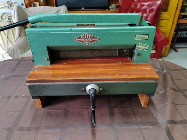Guillotina de imprenta a marca Guti. 