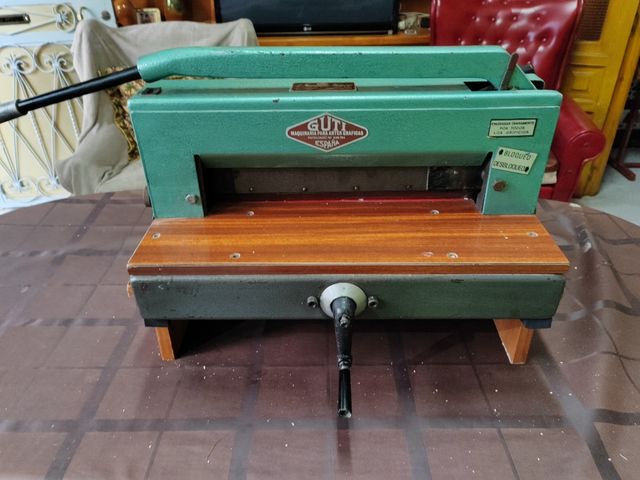 Guillotina de imprenta a marca Guti. 