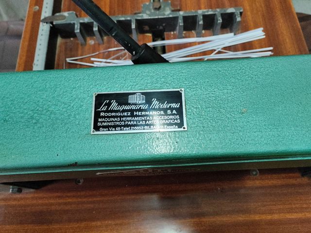 Guillotina de imprenta a marca Guti. 