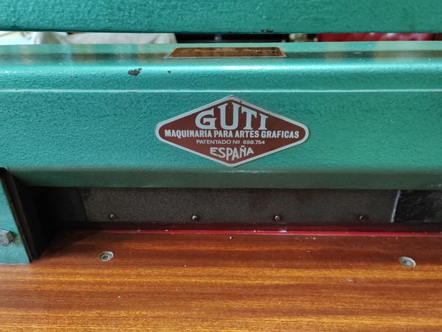 Guillotina de imprenta a marca Guti. 