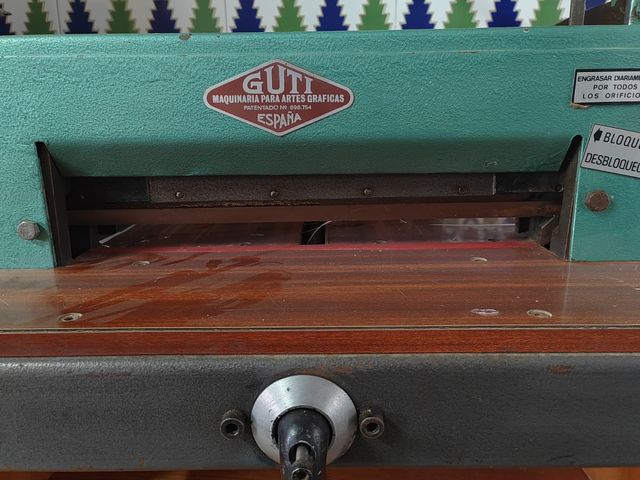 Guillotina de imprenta a marca Guti. 