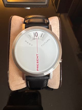Reloj PRESENT: moderno & único
“SIN PILA”