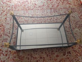 Mesa centro cristal y metal dorada