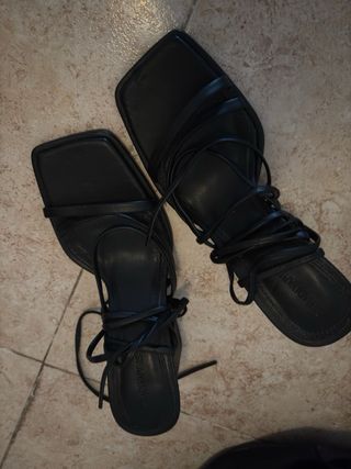 Sandalias tacón tiras negras